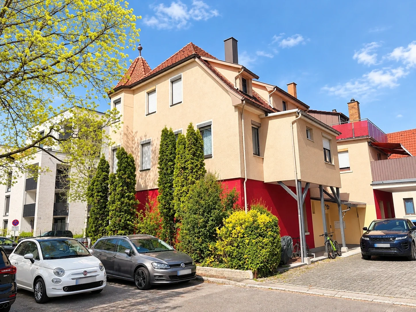Rückansicht mit befestigtem Innenhof, Doppelgarage und Stellplätzen